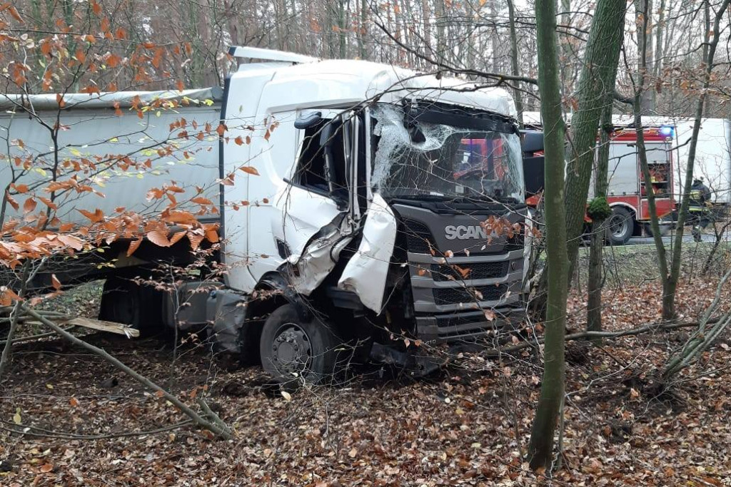 Zderzenie osobówki z ciężarówką na DK 39. Jedna osoba poszkodowana
