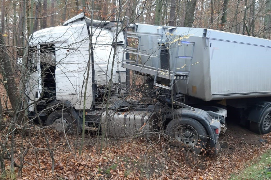 Zderzenie osobówki z ciężarówką na DK 39. Jedna osoba poszkodowana