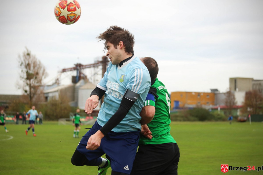 Piłkarska klasa B zakończyła rundę jesienną. Jak wygląda sytuacja po ostatniej kolejce? [FOTORELACJA z meczu Orzeł Olszanka - Olimpia II Lewin Brzeski]