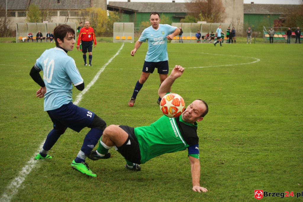 Piłkarska klasa B zakończyła rundę jesienną. Jak wygląda sytuacja po ostatniej kolejce? [FOTORELACJA z meczu Orzeł Olszanka - Olimpia II Lewin Brzeski]