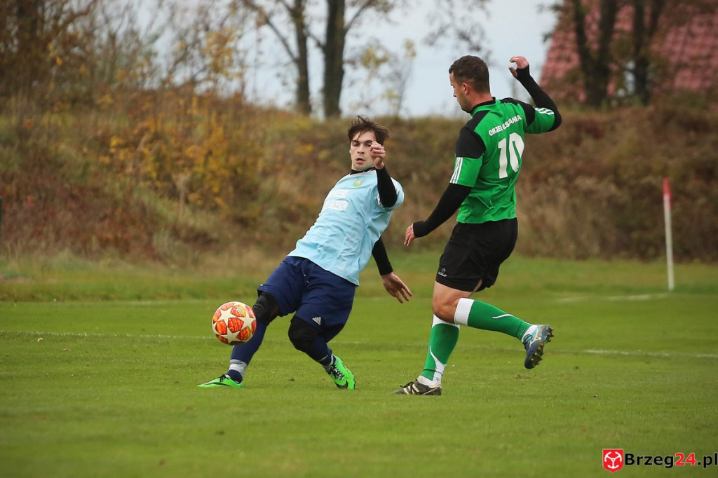 Piłkarska klasa B zakończyła rundę jesienną. Jak wygląda sytuacja po ostatniej kolejce? [FOTORELACJA z meczu Orzeł Olszanka - Olimpia II Lewin Brzeski]