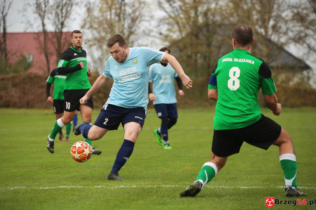 Piłkarska klasa B zakończyła rundę jesienną. Jak wygląda sytuacja po ostatniej kolejce? [FOTORELACJA z meczu Orzeł Olszanka - Olimpia II Lewin Brzeski]