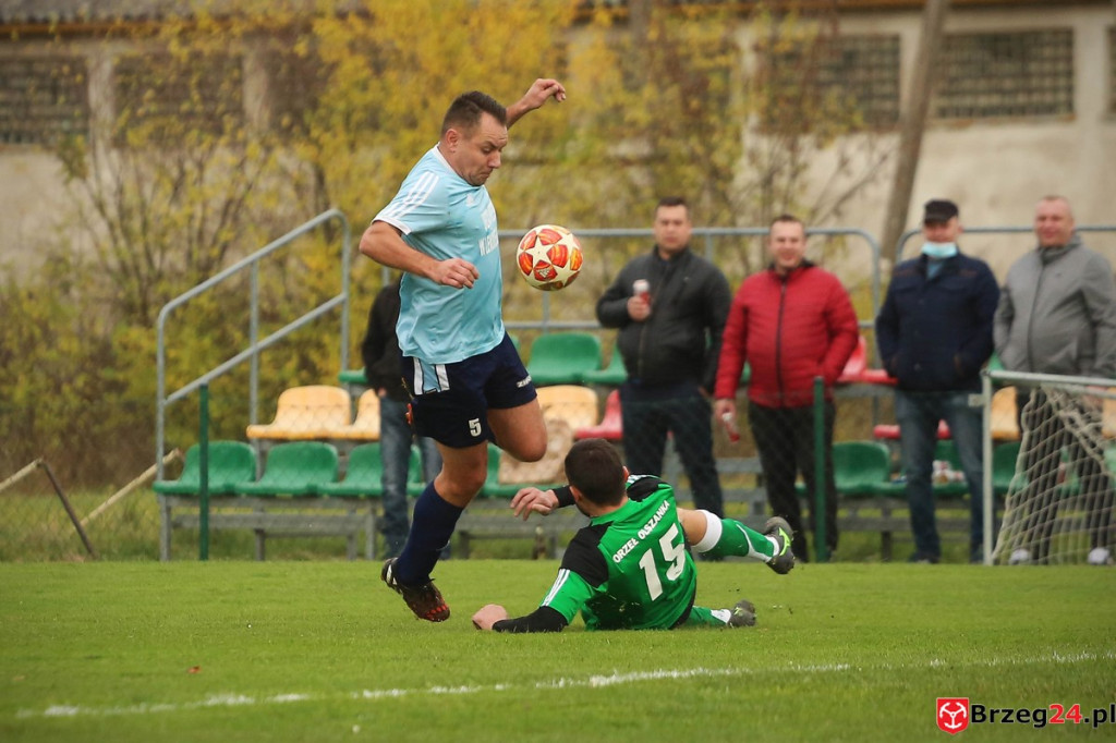 Piłkarska klasa B zakończyła rundę jesienną. Jak wygląda sytuacja po ostatniej kolejce? [FOTORELACJA z meczu Orzeł Olszanka - Olimpia II Lewin Brzeski]