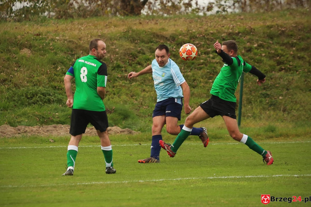 Piłkarska klasa B zakończyła rundę jesienną. Jak wygląda sytuacja po ostatniej kolejce? [FOTORELACJA z meczu Orzeł Olszanka - Olimpia II Lewin Brzeski]