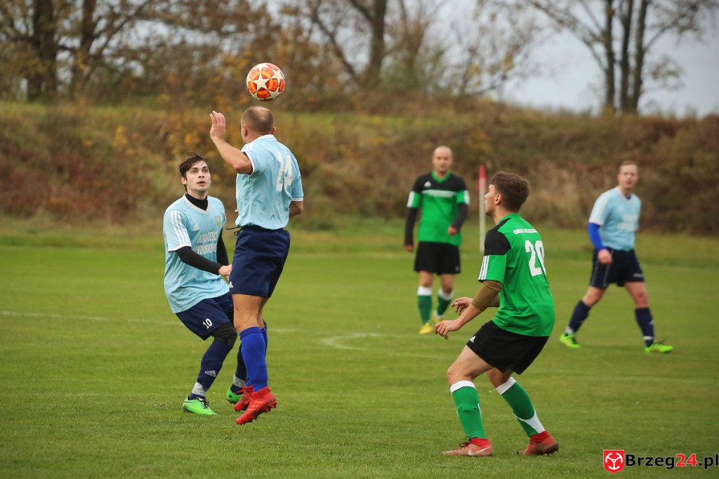 Piłkarska klasa B zakończyła rundę jesienną. Jak wygląda sytuacja po ostatniej kolejce? [FOTORELACJA z meczu Orzeł Olszanka - Olimpia II Lewin Brzeski]