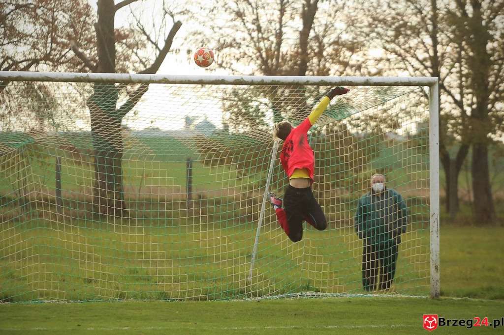 Piłkarska klasa B zakończyła rundę jesienną. Jak wygląda sytuacja po ostatniej kolejce? [FOTORELACJA z meczu Orzeł Olszanka - Olimpia II Lewin Brzeski]