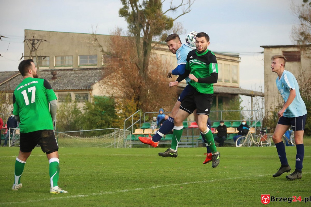 Piłkarska klasa B zakończyła rundę jesienną. Jak wygląda sytuacja po ostatniej kolejce? [FOTORELACJA z meczu Orzeł Olszanka - Olimpia II Lewin Brzeski]