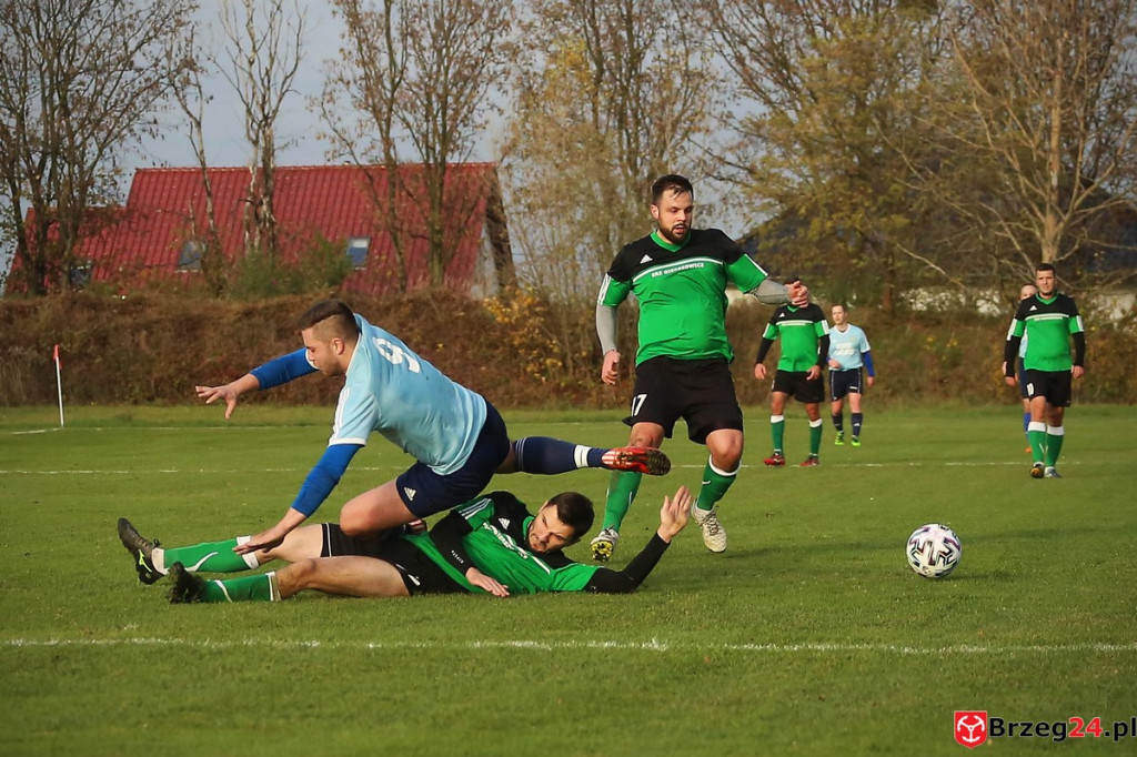 Piłkarska klasa B zakończyła rundę jesienną. Jak wygląda sytuacja po ostatniej kolejce? [FOTORELACJA z meczu Orzeł Olszanka - Olimpia II Lewin Brzeski]