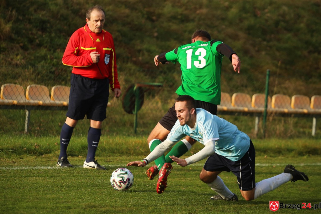 Piłkarska klasa B zakończyła rundę jesienną. Jak wygląda sytuacja po ostatniej kolejce? [FOTORELACJA z meczu Orzeł Olszanka - Olimpia II Lewin Brzeski]