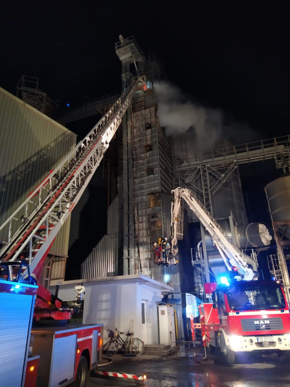 Strażacy całą noc gasili pożar suszarni kukurydzy. Akcja wciąż trwa [wideo]