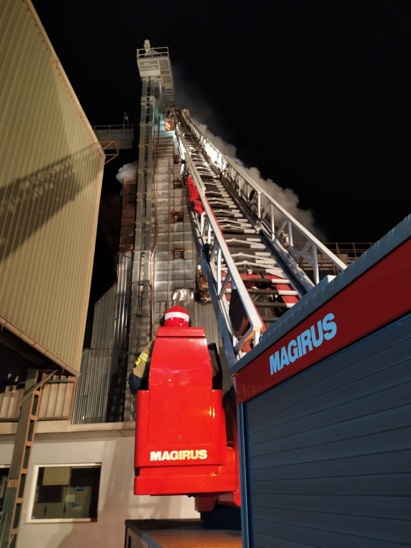 Strażacy całą noc gasili pożar suszarni kukurydzy. Akcja wciąż trwa [wideo]