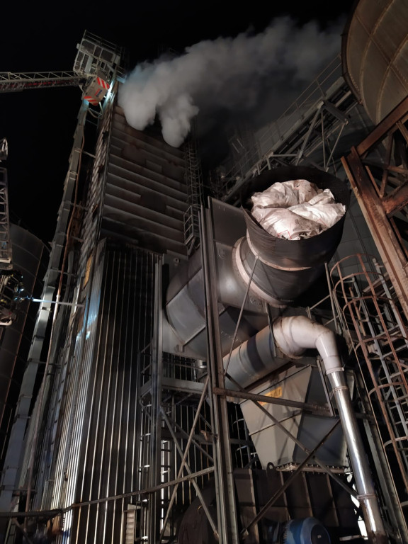 Strażacy całą noc gasili pożar suszarni kukurydzy. Akcja wciąż trwa [wideo]