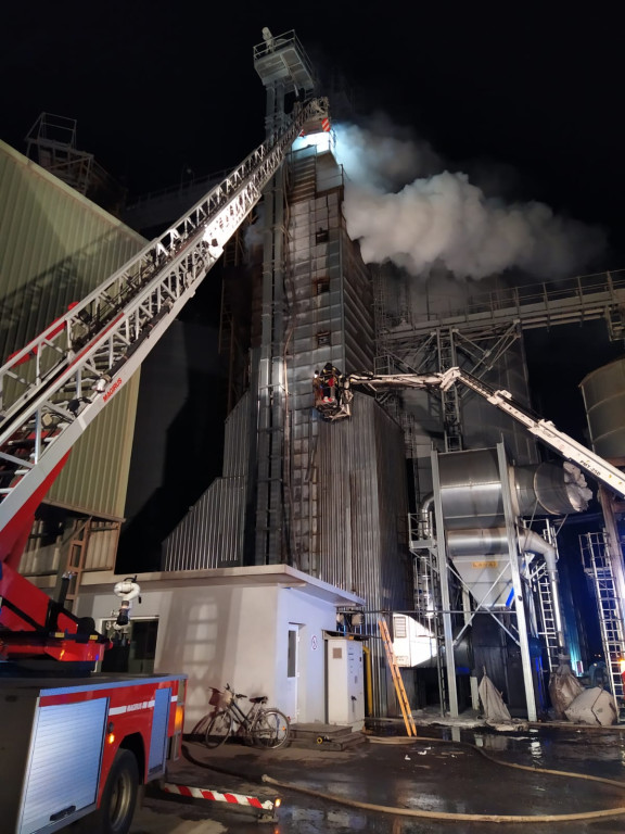 Strażacy całą noc gasili pożar suszarni kukurydzy. Akcja wciąż trwa [wideo]