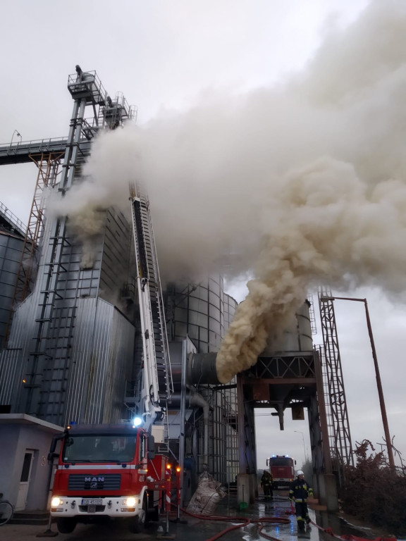 Strażacy całą noc gasili pożar suszarni kukurydzy. Akcja wciąż trwa [wideo]