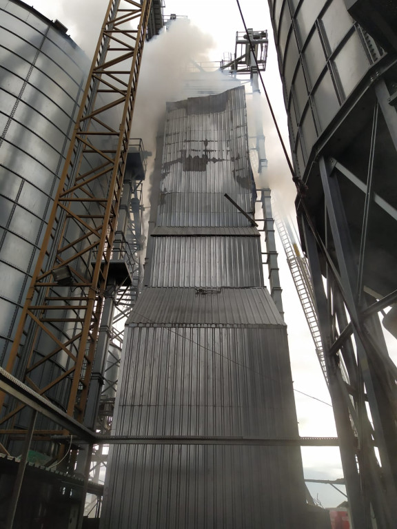 Strażacy całą noc gasili pożar suszarni kukurydzy. Akcja wciąż trwa [wideo]