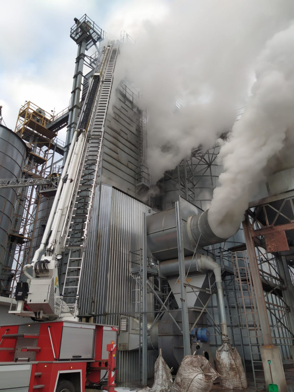 Strażacy całą noc gasili pożar suszarni kukurydzy. Akcja wciąż trwa [wideo]