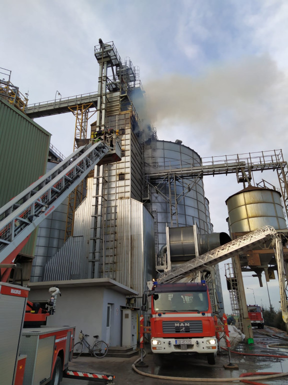 Strażacy całą noc gasili pożar suszarni kukurydzy. Akcja wciąż trwa [wideo]