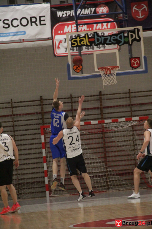 Festiwal rzutów w Brzegu! Koszykarska Stal po dobrym meczu, przegrywa z Weegree Politechnika Opolska