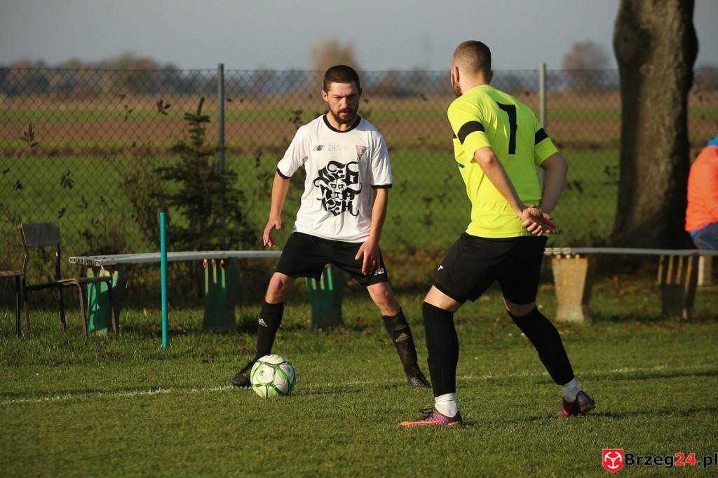 Podsumowanie klasy A. Nasze drużyny rozegrały przedostatnią jesienną kolejkę [GALERIA z meczu Victoria Kościerzyce - Burza Lipki]