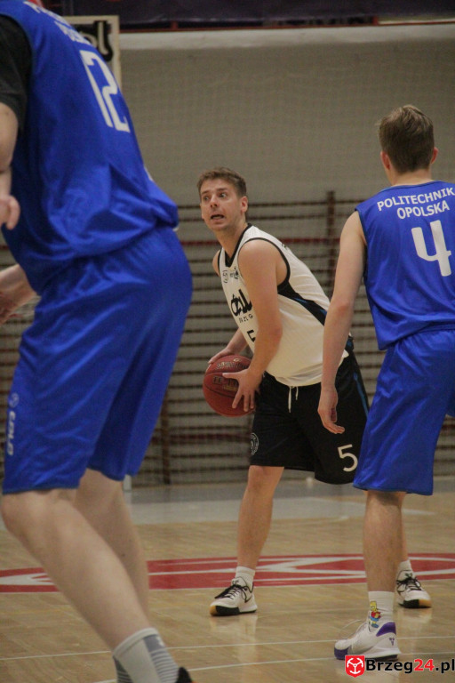 Festiwal rzutów w Brzegu! Koszykarska Stal po dobrym meczu, przegrywa z Weegree Politechnika Opolska