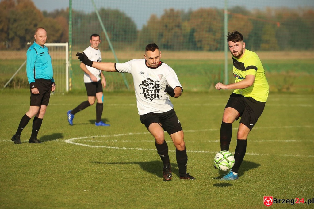 Podsumowanie klasy A. Nasze drużyny rozegrały przedostatnią jesienną kolejkę [GALERIA z meczu Victoria Kościerzyce - Burza Lipki]