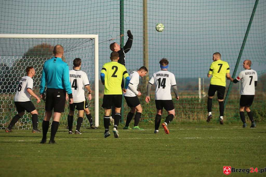 Podsumowanie klasy A. Nasze drużyny rozegrały przedostatnią jesienną kolejkę [GALERIA z meczu Victoria Kościerzyce - Burza Lipki]