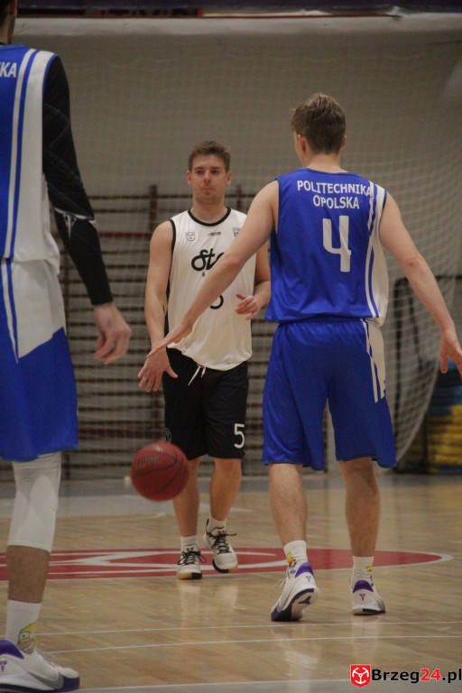 Festiwal rzutów w Brzegu! Koszykarska Stal po dobrym meczu, przegrywa z Weegree Politechnika Opolska