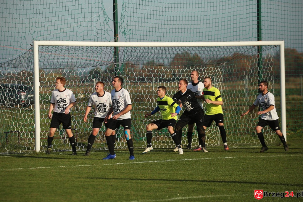 Podsumowanie klasy A. Nasze drużyny rozegrały przedostatnią jesienną kolejkę [GALERIA z meczu Victoria Kościerzyce - Burza Lipki]