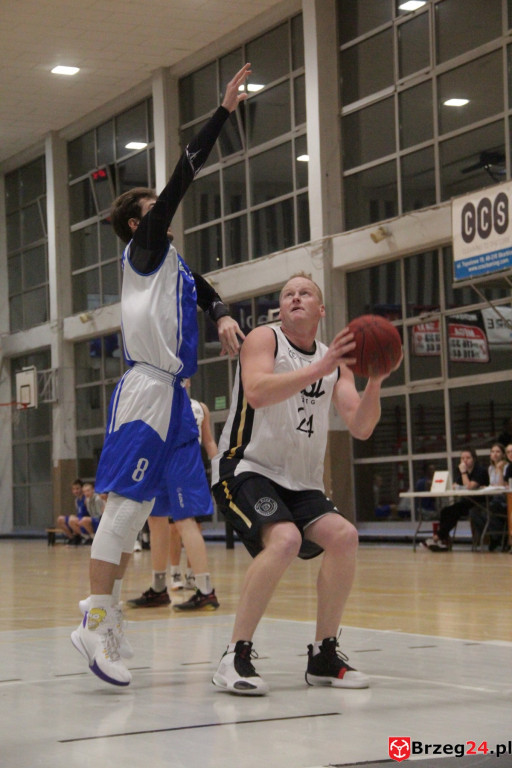 Festiwal rzutów w Brzegu! Koszykarska Stal po dobrym meczu, przegrywa z Weegree Politechnika Opolska