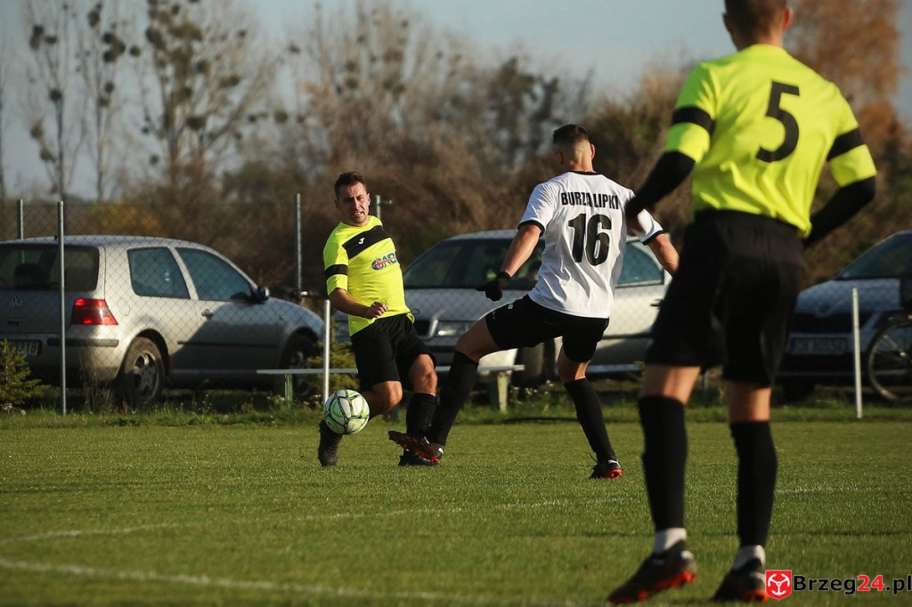 Podsumowanie klasy A. Nasze drużyny rozegrały przedostatnią jesienną kolejkę [GALERIA z meczu Victoria Kościerzyce - Burza Lipki]