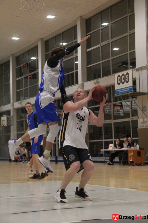 Festiwal rzutów w Brzegu! Koszykarska Stal po dobrym meczu, przegrywa z Weegree Politechnika Opolska