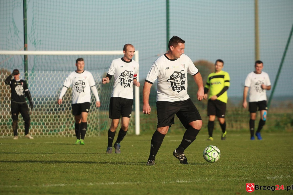 Podsumowanie klasy A. Nasze drużyny rozegrały przedostatnią jesienną kolejkę [GALERIA z meczu Victoria Kościerzyce - Burza Lipki]