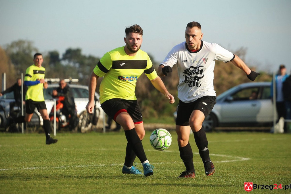 Podsumowanie klasy A. Nasze drużyny rozegrały przedostatnią jesienną kolejkę [GALERIA z meczu Victoria Kościerzyce - Burza Lipki]