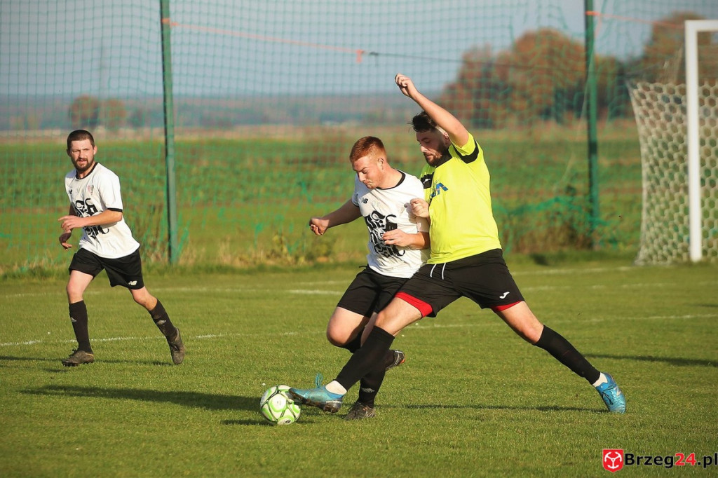 Podsumowanie klasy A. Nasze drużyny rozegrały przedostatnią jesienną kolejkę [GALERIA z meczu Victoria Kościerzyce - Burza Lipki]