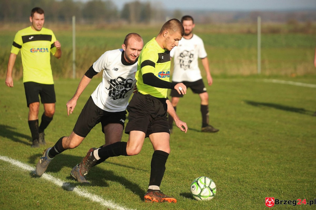 Podsumowanie klasy A. Nasze drużyny rozegrały przedostatnią jesienną kolejkę [GALERIA z meczu Victoria Kościerzyce - Burza Lipki]