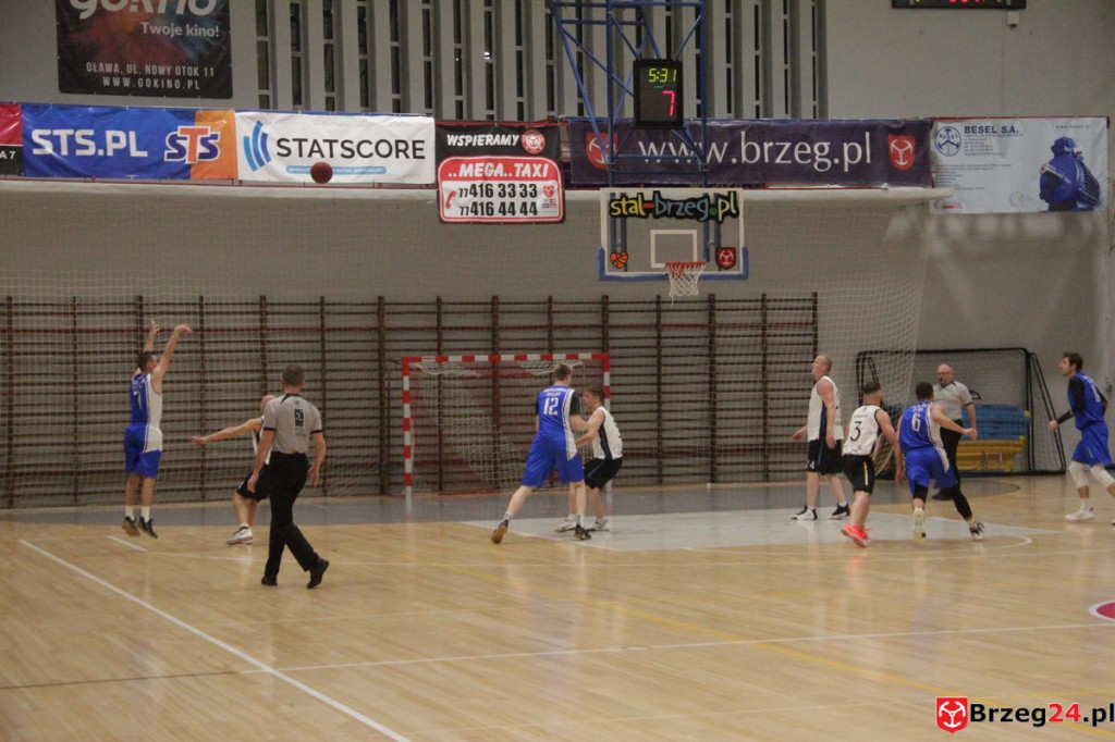 Festiwal rzutów w Brzegu! Koszykarska Stal po dobrym meczu, przegrywa z Weegree Politechnika Opolska