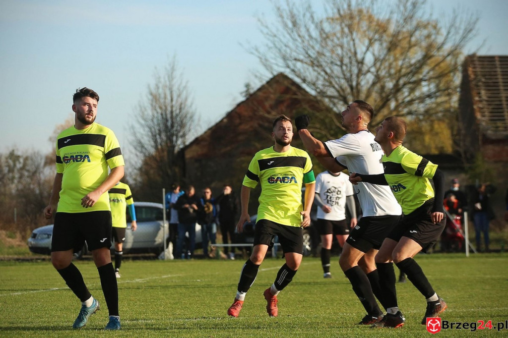 Podsumowanie klasy A. Nasze drużyny rozegrały przedostatnią jesienną kolejkę [GALERIA z meczu Victoria Kościerzyce - Burza Lipki]