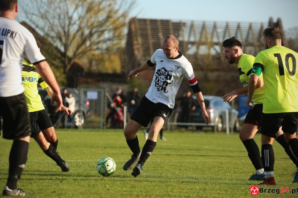 Podsumowanie klasy A. Nasze drużyny rozegrały przedostatnią jesienną kolejkę [GALERIA z meczu Victoria Kościerzyce - Burza Lipki]