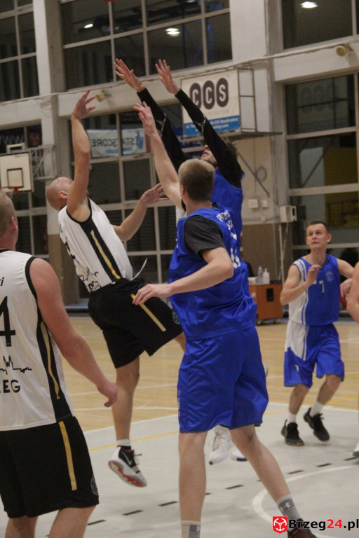 Festiwal rzutów w Brzegu! Koszykarska Stal po dobrym meczu, przegrywa z Weegree Politechnika Opolska