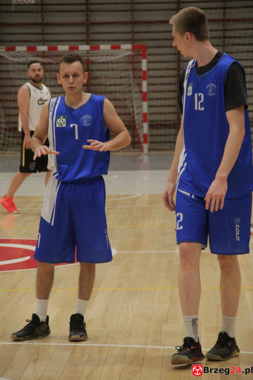 Festiwal rzutów w Brzegu! Koszykarska Stal po dobrym meczu, przegrywa z Weegree Politechnika Opolska