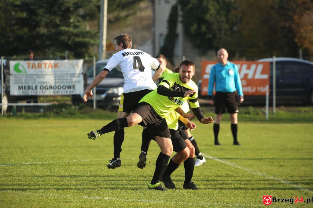 Podsumowanie klasy A. Nasze drużyny rozegrały przedostatnią jesienną kolejkę [GALERIA z meczu Victoria Kościerzyce - Burza Lipki]