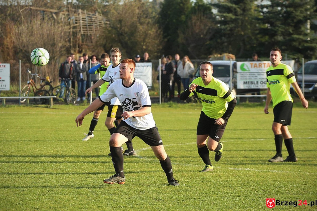 Podsumowanie klasy A. Nasze drużyny rozegrały przedostatnią jesienną kolejkę [GALERIA z meczu Victoria Kościerzyce - Burza Lipki]