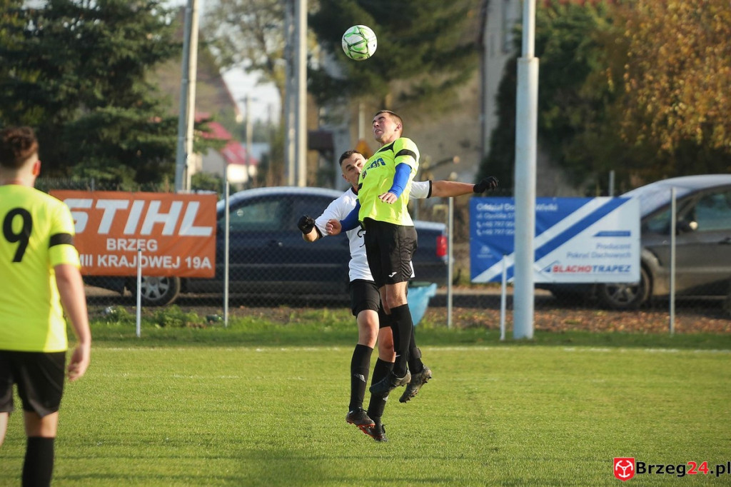 Podsumowanie klasy A. Nasze drużyny rozegrały przedostatnią jesienną kolejkę [GALERIA z meczu Victoria Kościerzyce - Burza Lipki]