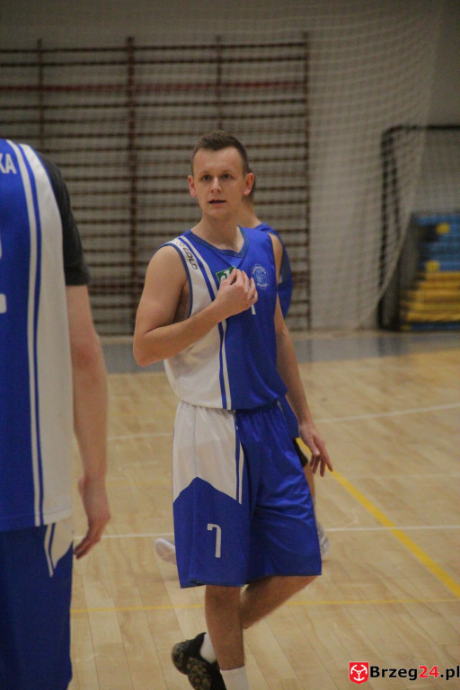 Festiwal rzutów w Brzegu! Koszykarska Stal po dobrym meczu, przegrywa z Weegree Politechnika Opolska