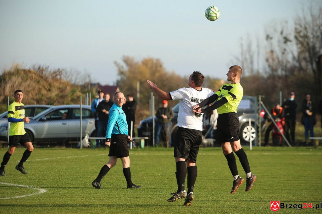 Podsumowanie klasy A. Nasze drużyny rozegrały przedostatnią jesienną kolejkę [GALERIA z meczu Victoria Kościerzyce - Burza Lipki]