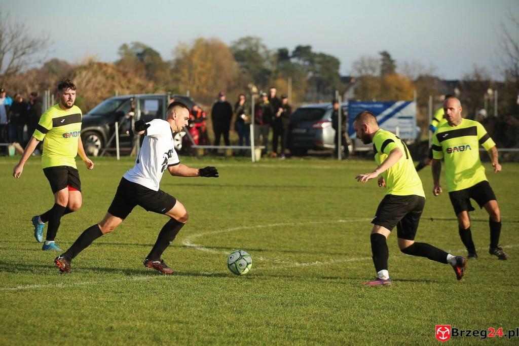 Podsumowanie klasy A. Nasze drużyny rozegrały przedostatnią jesienną kolejkę [GALERIA z meczu Victoria Kościerzyce - Burza Lipki]