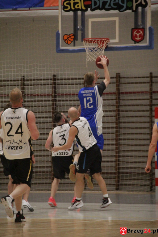 Festiwal rzutów w Brzegu! Koszykarska Stal po dobrym meczu, przegrywa z Weegree Politechnika Opolska