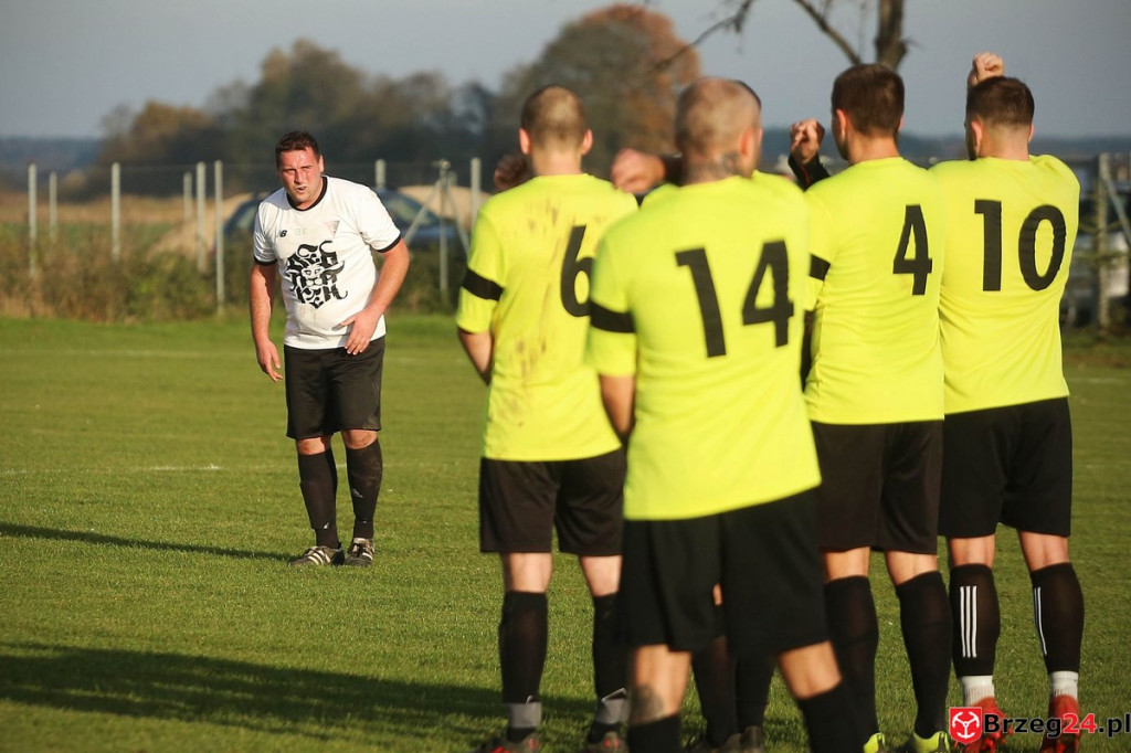 Podsumowanie klasy A. Nasze drużyny rozegrały przedostatnią jesienną kolejkę [GALERIA z meczu Victoria Kościerzyce - Burza Lipki]