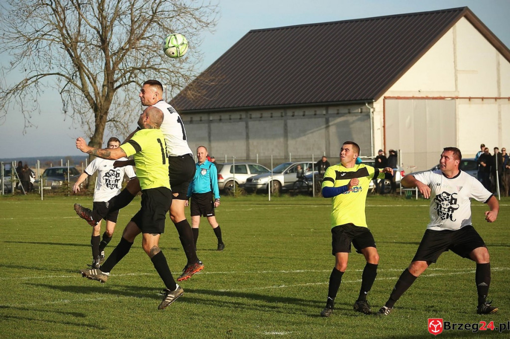 Podsumowanie klasy A. Nasze drużyny rozegrały przedostatnią jesienną kolejkę [GALERIA z meczu Victoria Kościerzyce - Burza Lipki]