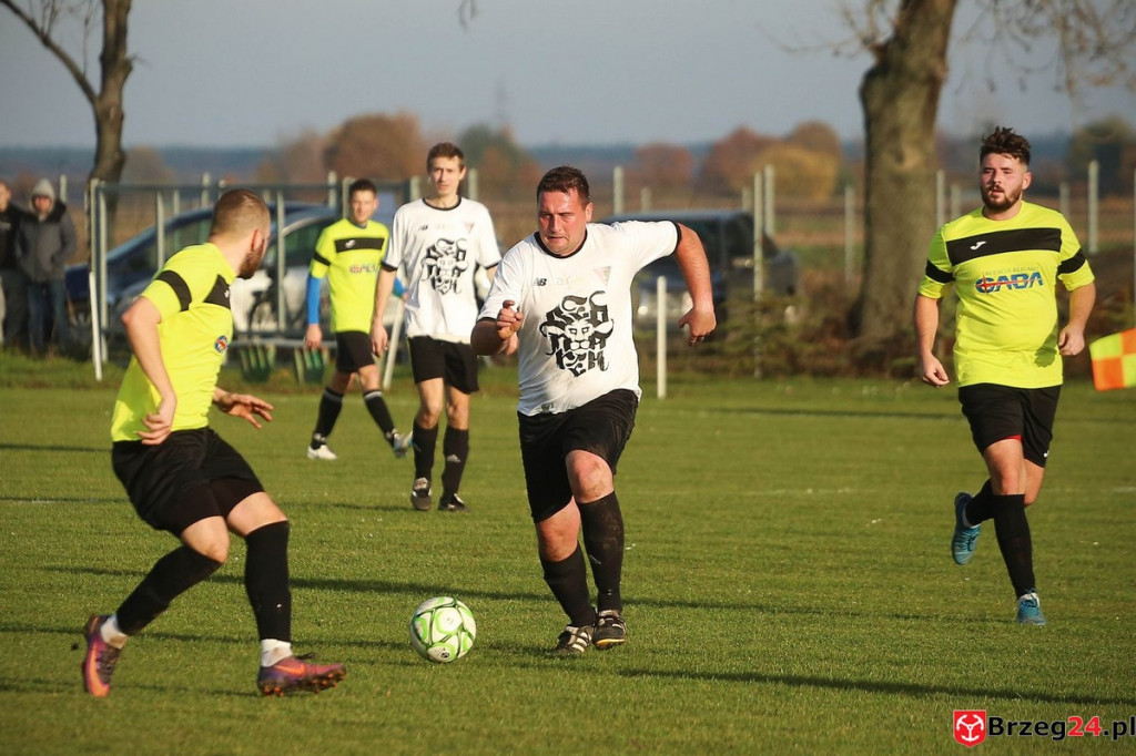 Podsumowanie klasy A. Nasze drużyny rozegrały przedostatnią jesienną kolejkę [GALERIA z meczu Victoria Kościerzyce - Burza Lipki]